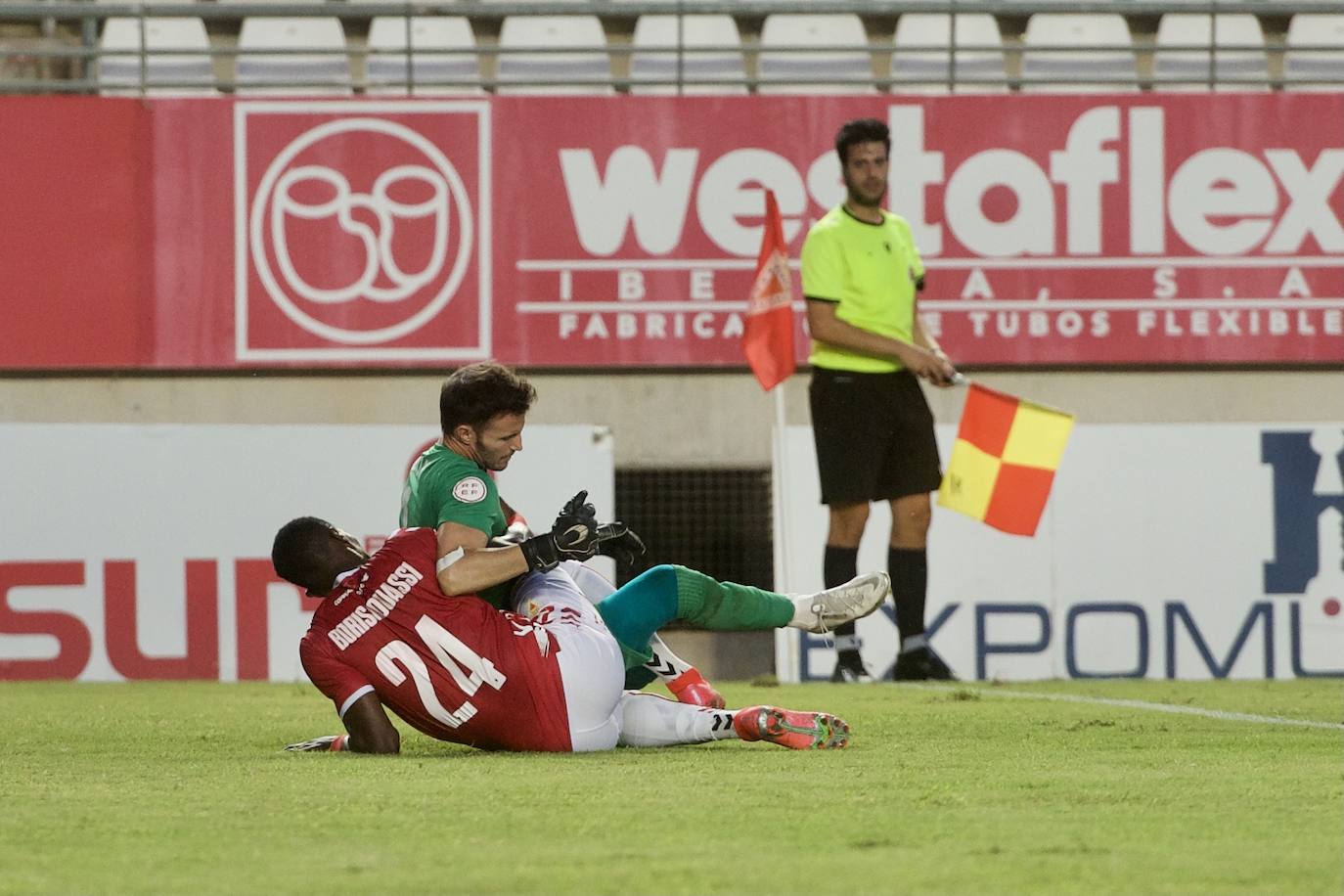 Los jugadores del Real Murcia celebran uno de los goles. 