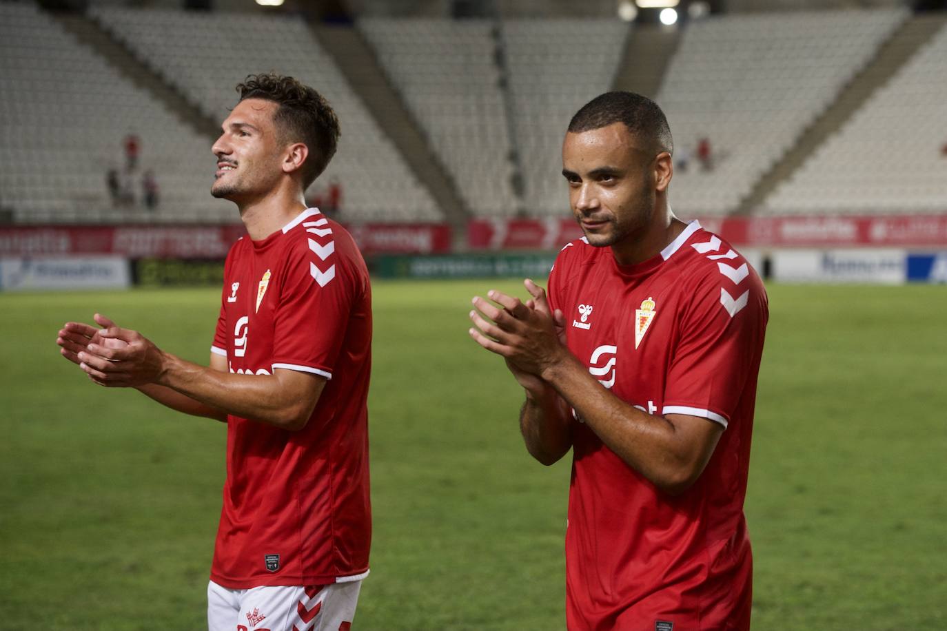 Los jugadores del Real Murcia celebran uno de los goles. 