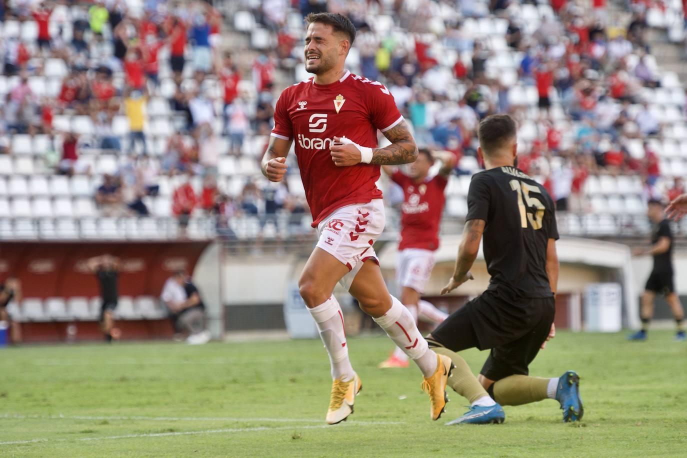 Los jugadores del Real Murcia celebran uno de los goles. 