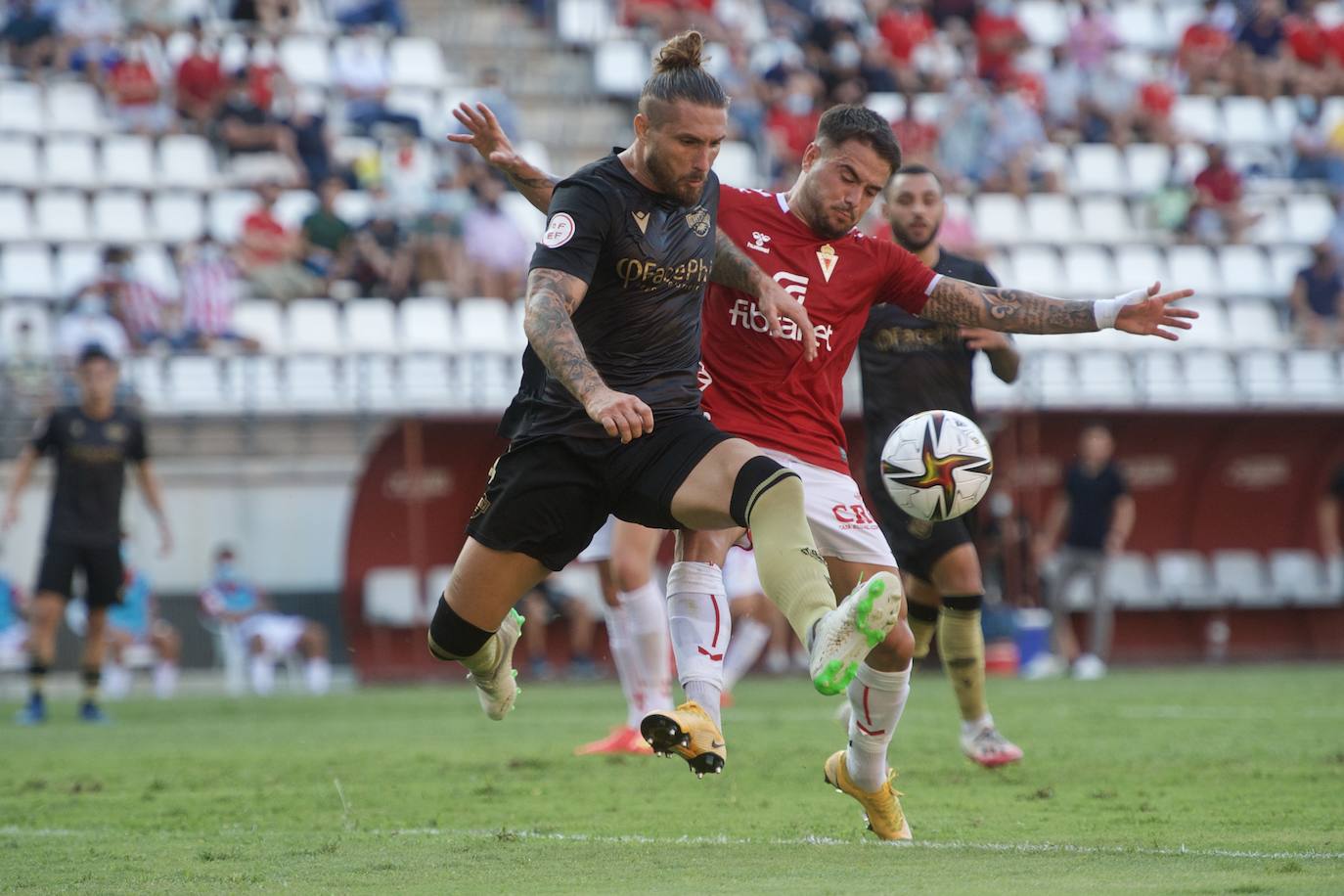 Los jugadores del Real Murcia celebran uno de los goles. 