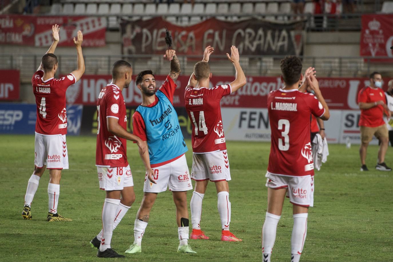 Los jugadores del Real Murcia celebran uno de los goles. 