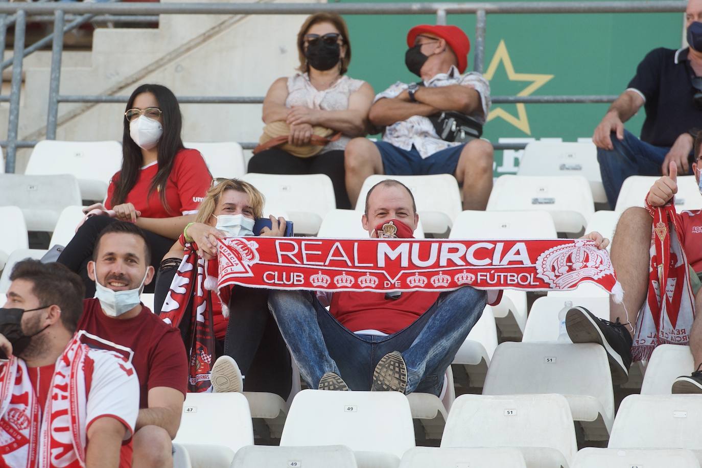 Los jugadores del Real Murcia celebran uno de los goles. 