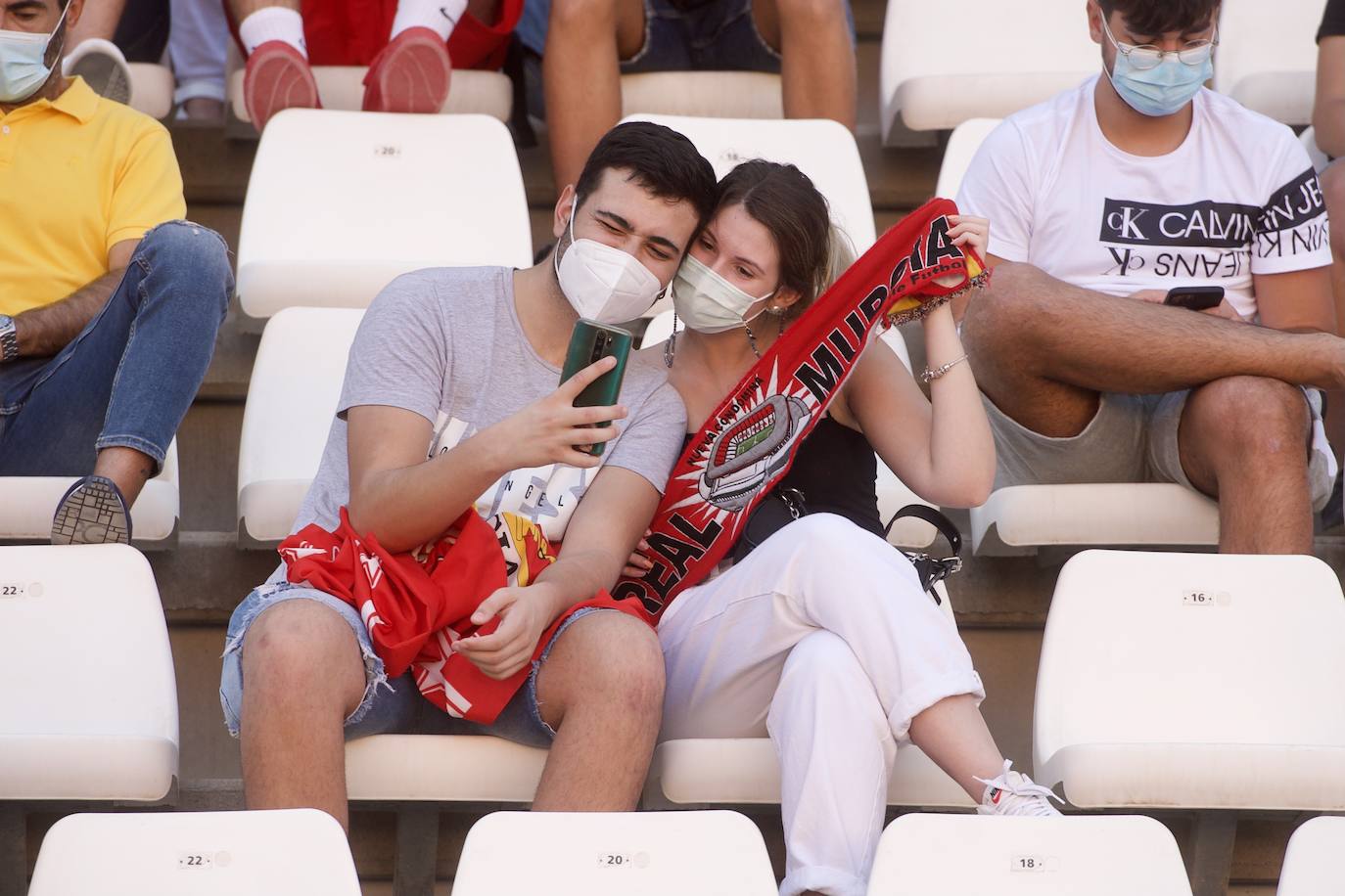 Los jugadores del Real Murcia celebran uno de los goles. 