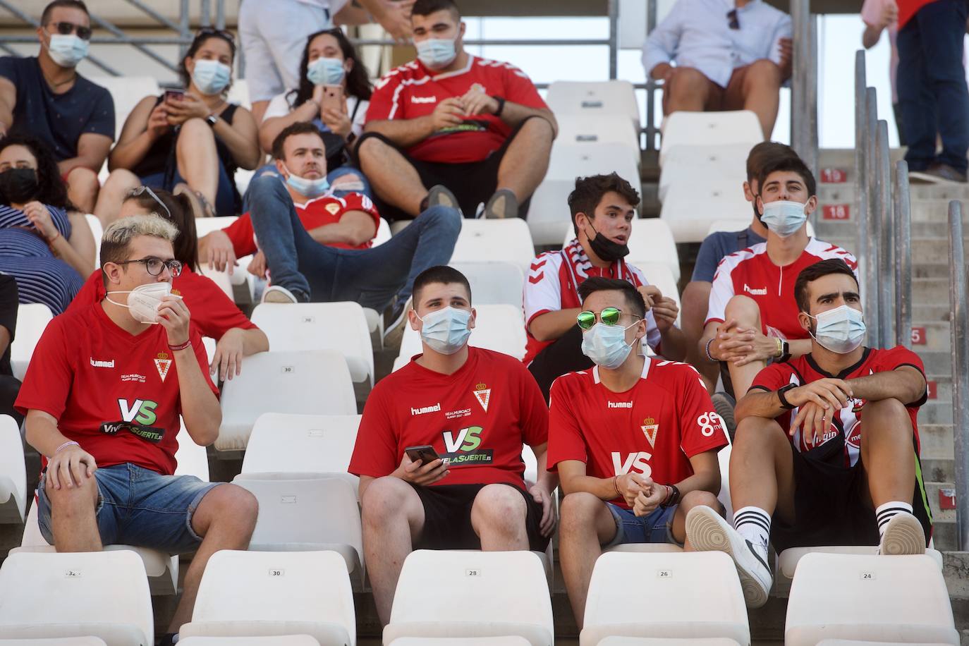 Los jugadores del Real Murcia celebran uno de los goles. 