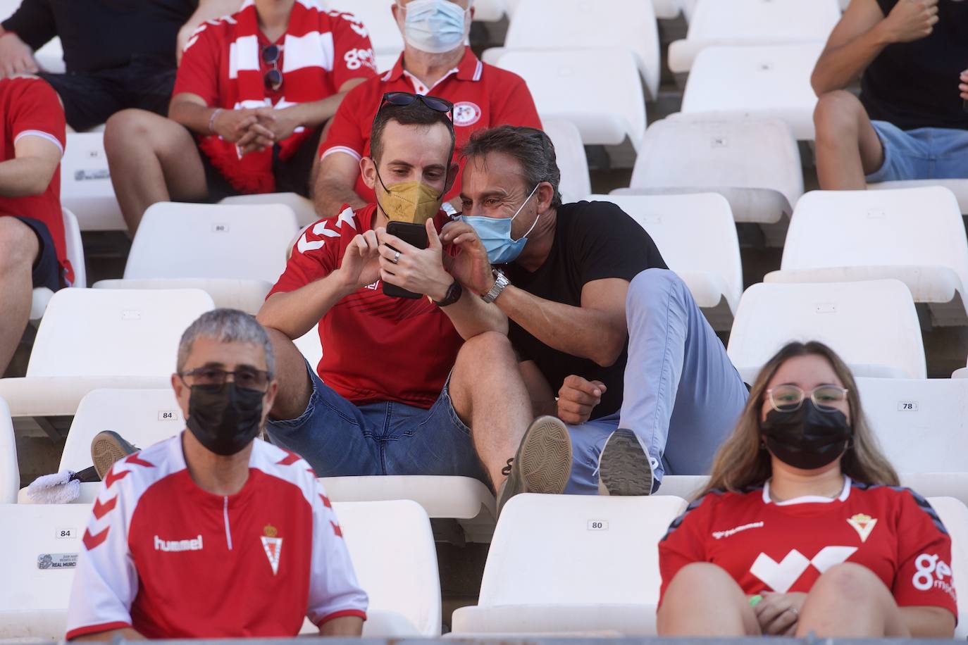 Los jugadores del Real Murcia celebran uno de los goles. 