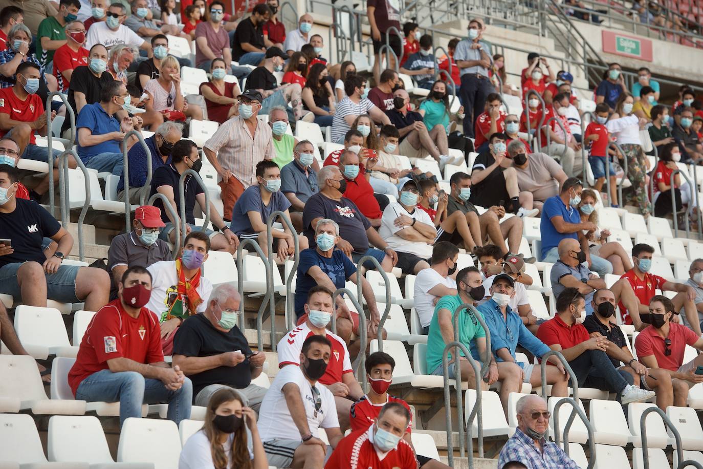 Los jugadores del Real Murcia celebran uno de los goles. 