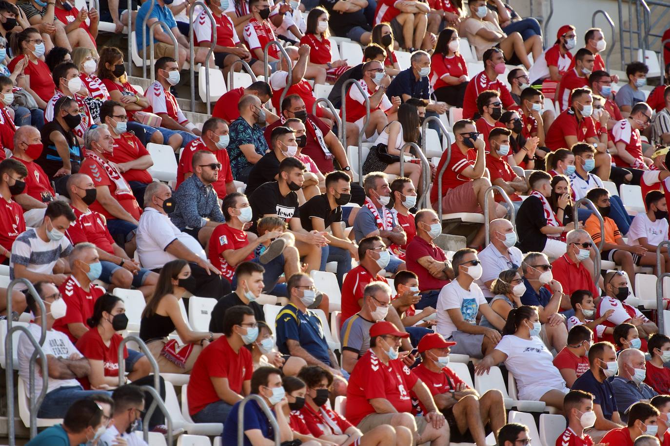 Los jugadores del Real Murcia celebran uno de los goles. 