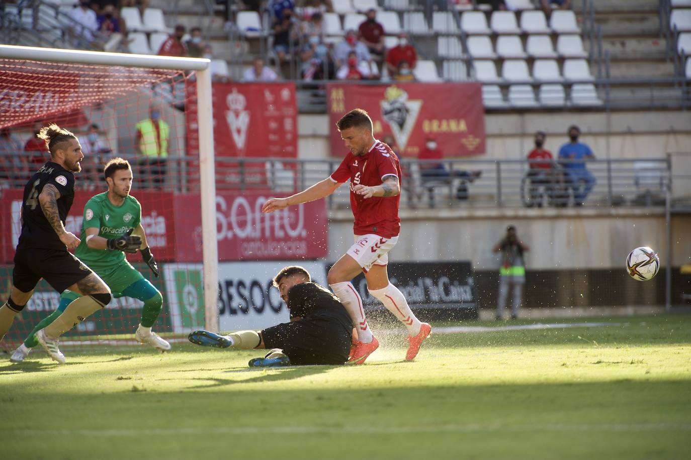 Los jugadores del Real Murcia celebran uno de los goles. 