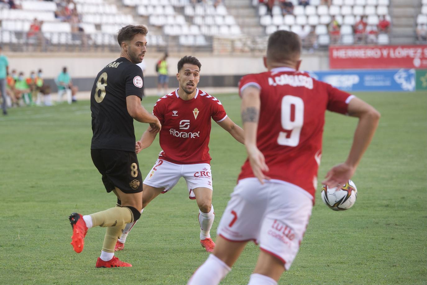 Los jugadores del Real Murcia celebran uno de los goles. 