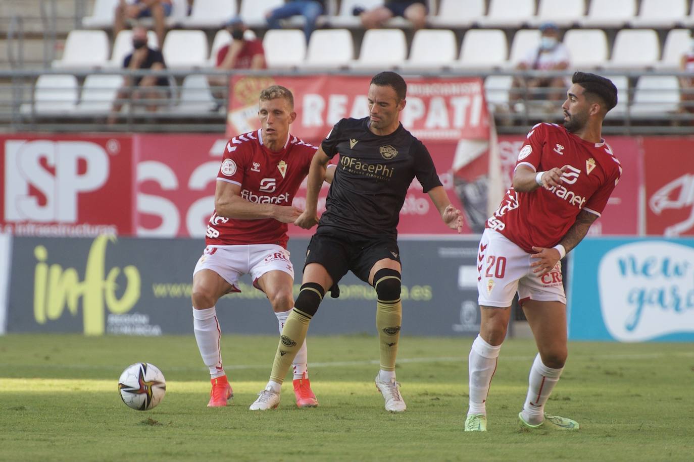 Los jugadores del Real Murcia celebran uno de los goles. 