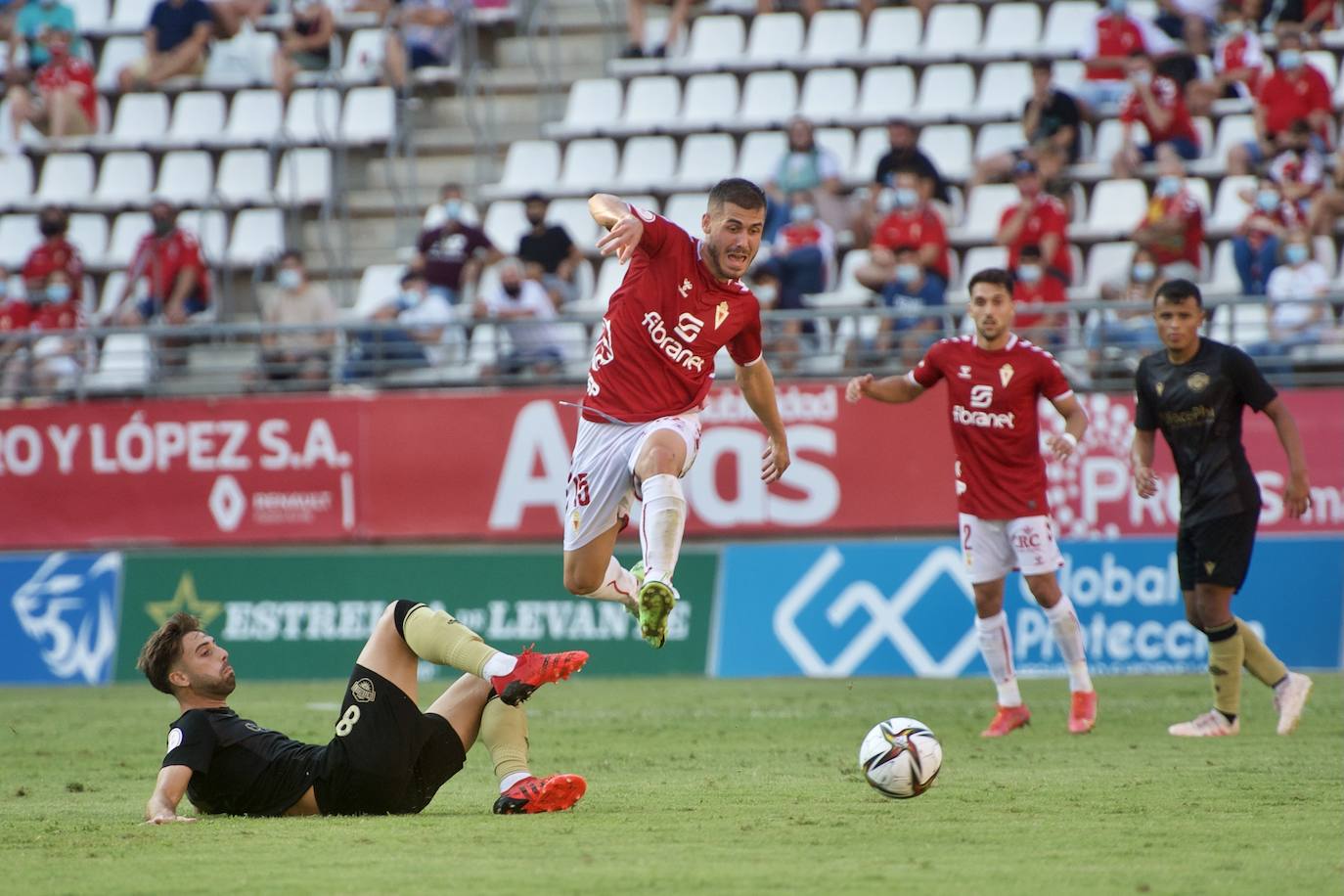 Los jugadores del Real Murcia celebran uno de los goles. 