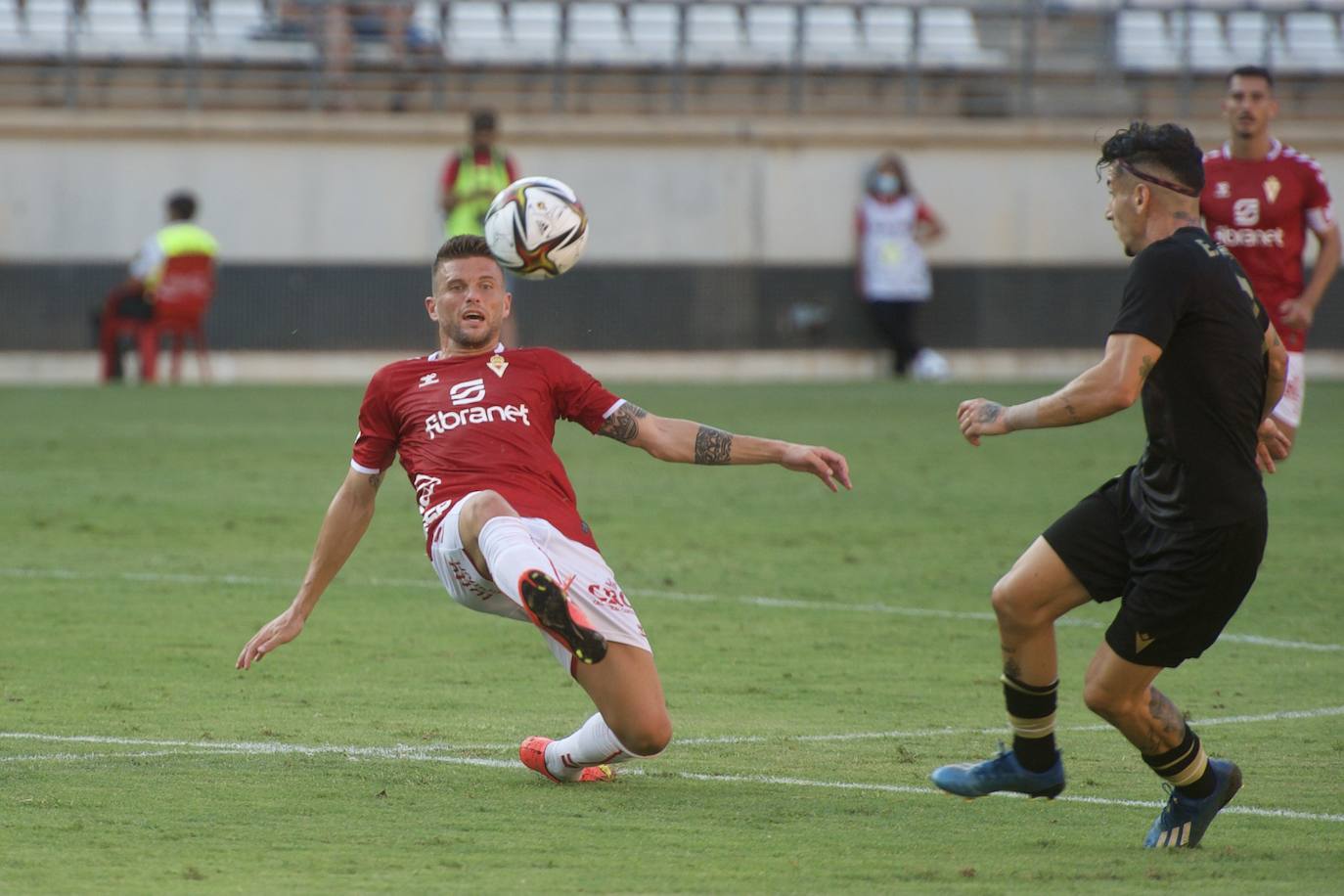 Los jugadores del Real Murcia celebran uno de los goles. 