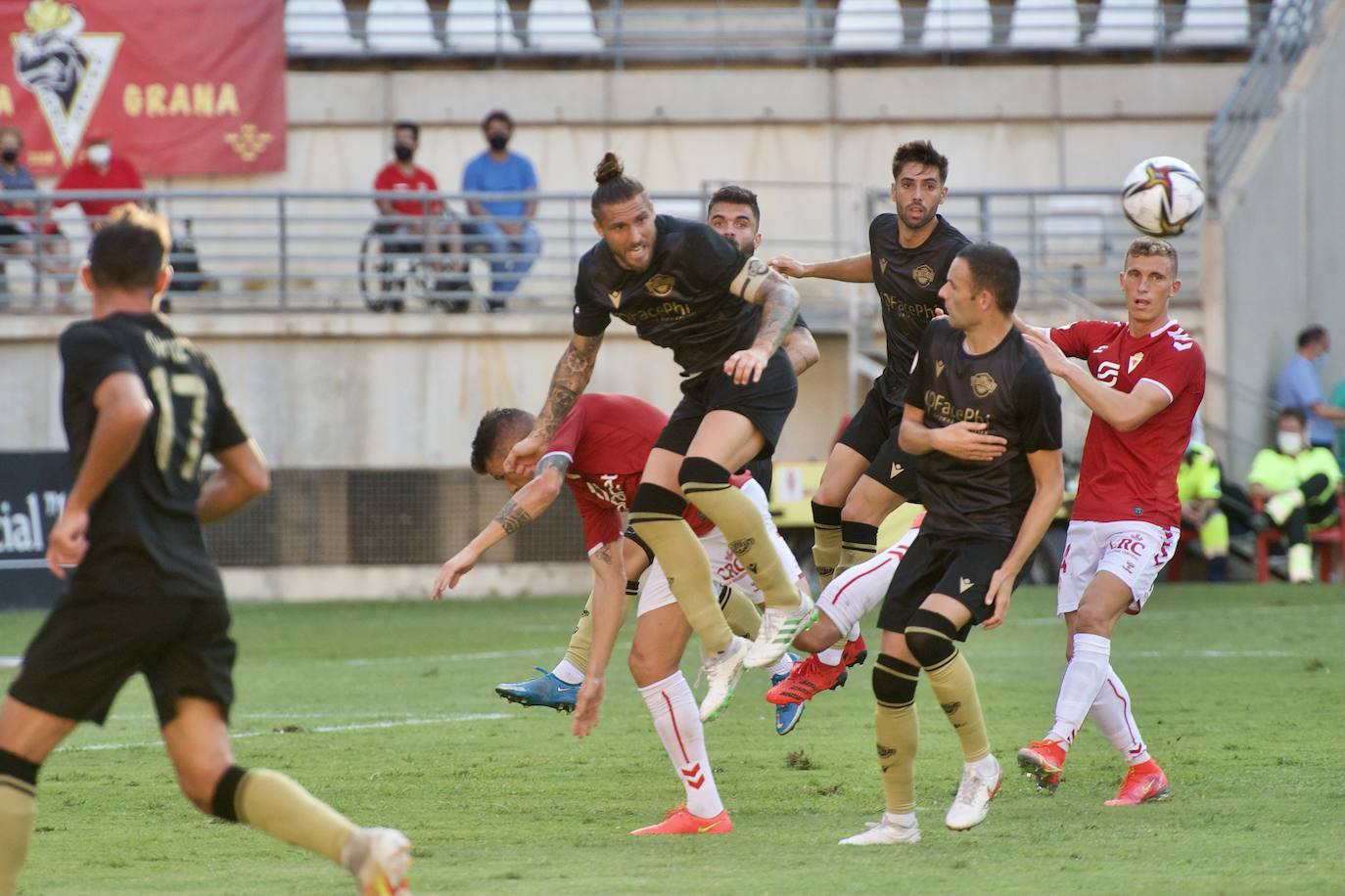 Los jugadores del Real Murcia celebran uno de los goles. 