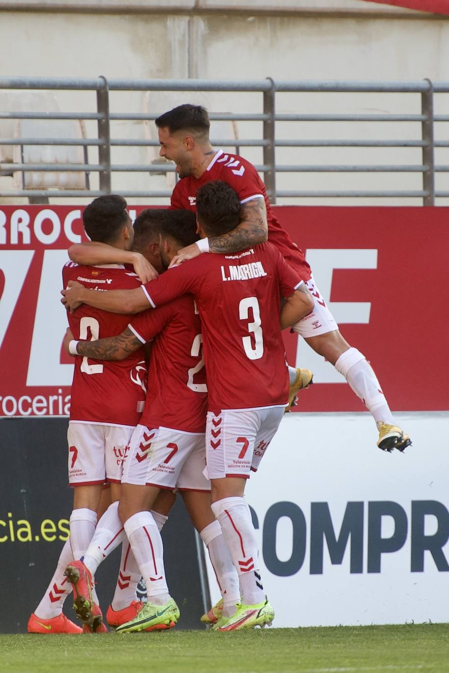 Los jugadores del Real Murcia celebran uno de los goles. 