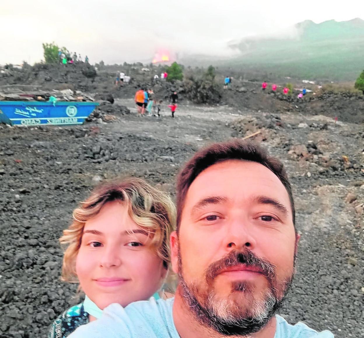 Sergio López, con las llamas provocadas por la lava al fondo. 