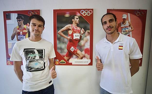 Mohamed Katir, junto a su placa en la FAMU.