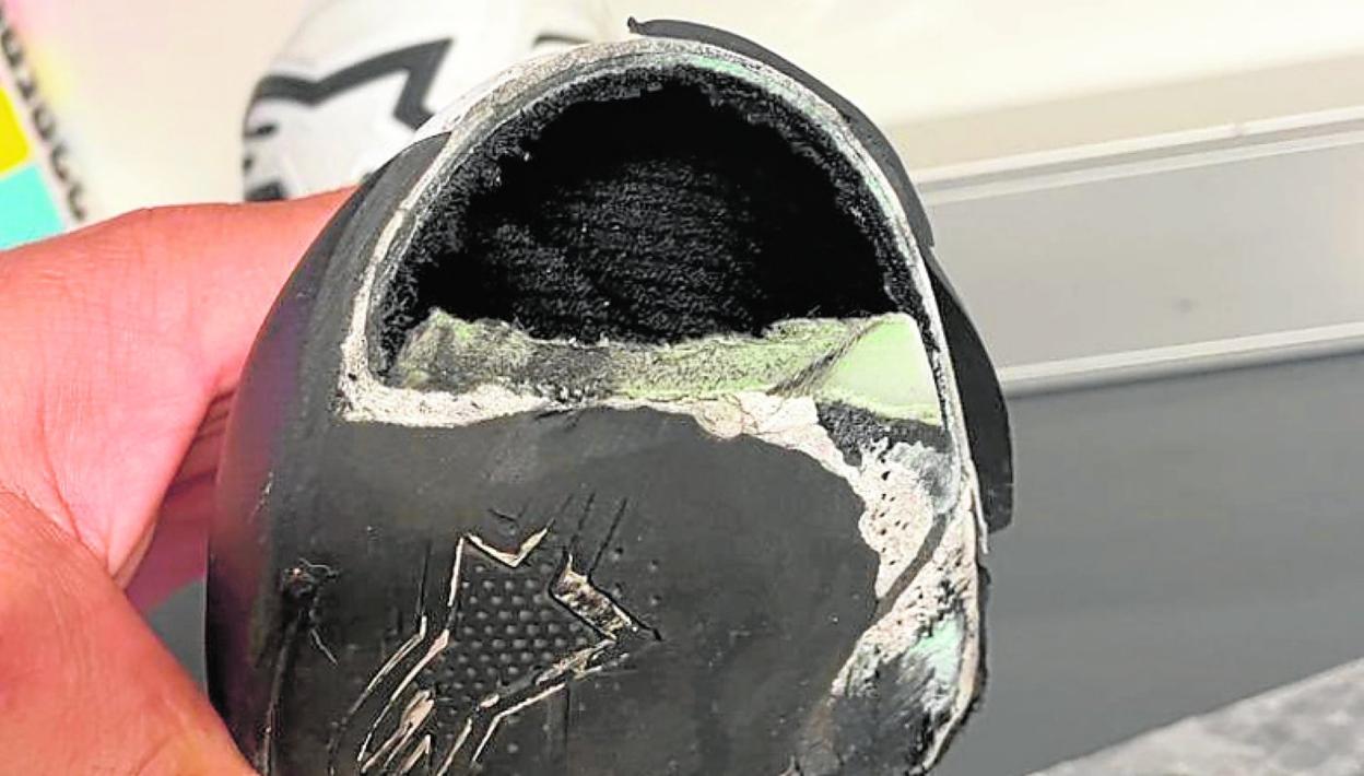 Así quedó la bota de Acosta tras la carrera de Misano. 