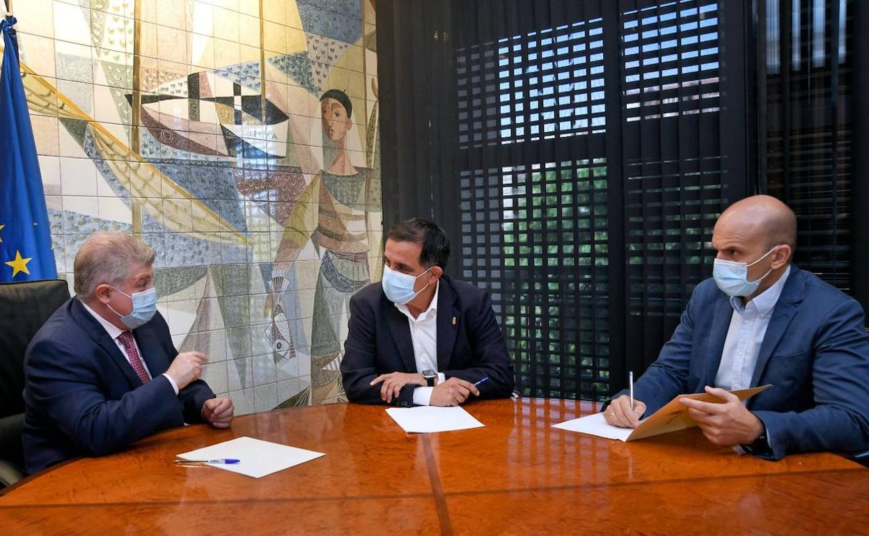 José Vélez, José Antonio Serrano y Enrique Lorca, en su reunión de este miércoles.