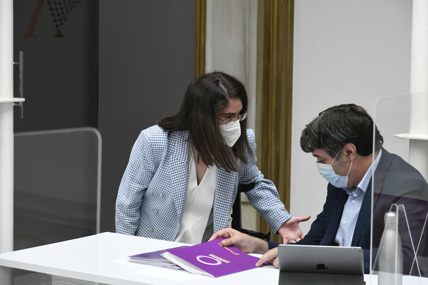 Fotos: El servicio ferroviario se discute en le Pleno de la Asamblea Regional