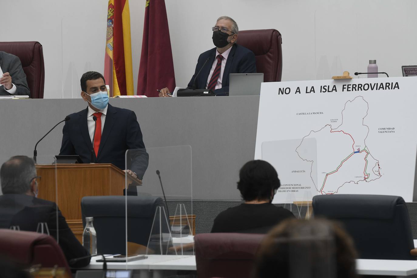 Fotos: El servicio ferroviario se discute en le Pleno de la Asamblea Regional