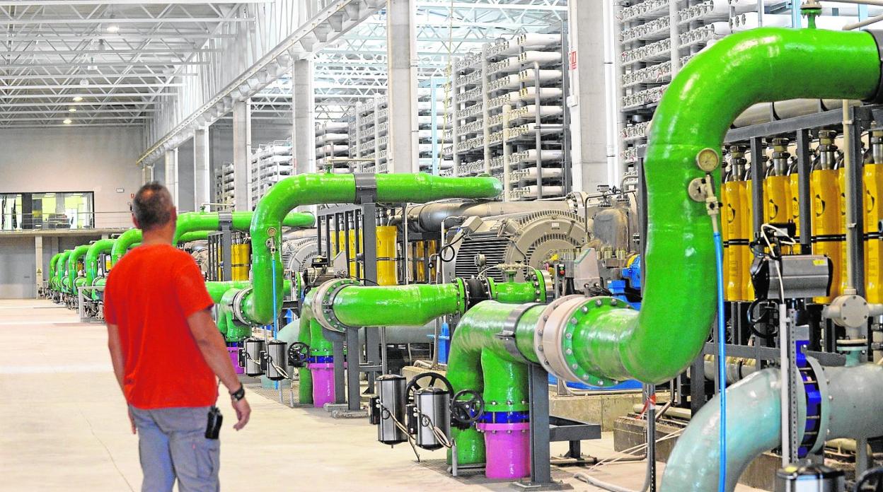 Interior de la desaladora de Torrevieja, la mayor instalación de Europa de estas características. 