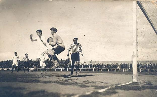 El meta Amadeo, en una imagen icónica del fútbol cartagenero, a principios de los años 20. archivo