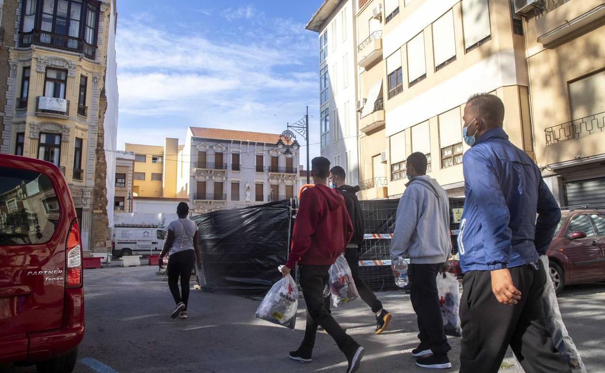 Un grupo de inmigrantes caminando por una calle de Cartagena, tras ser liberados. 