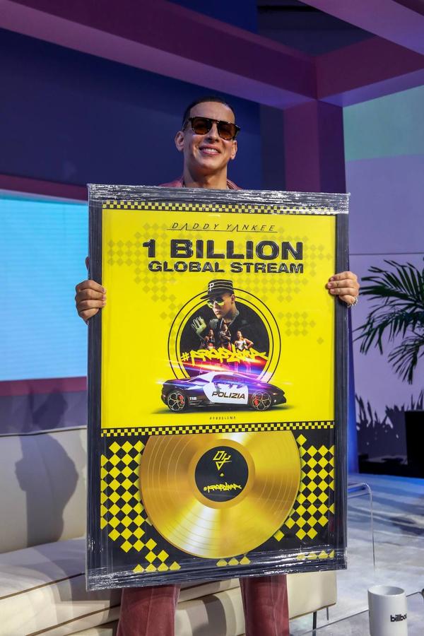 El artista puertorriqueño Daddy Yankee muestra el cuadro que acredita los mil millones de reproducciones de su tema "problema".