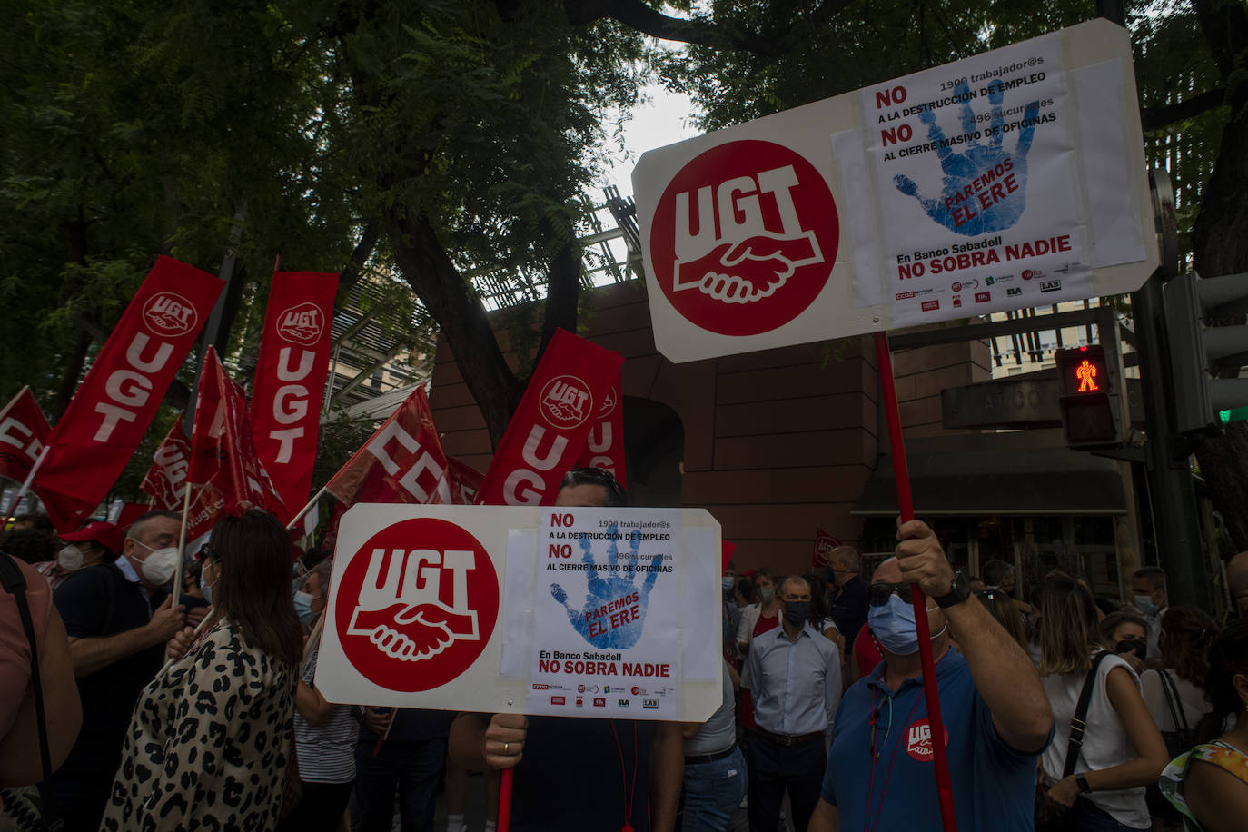 Fotos: Protesta de trabajadores del Sabadell en Murcia