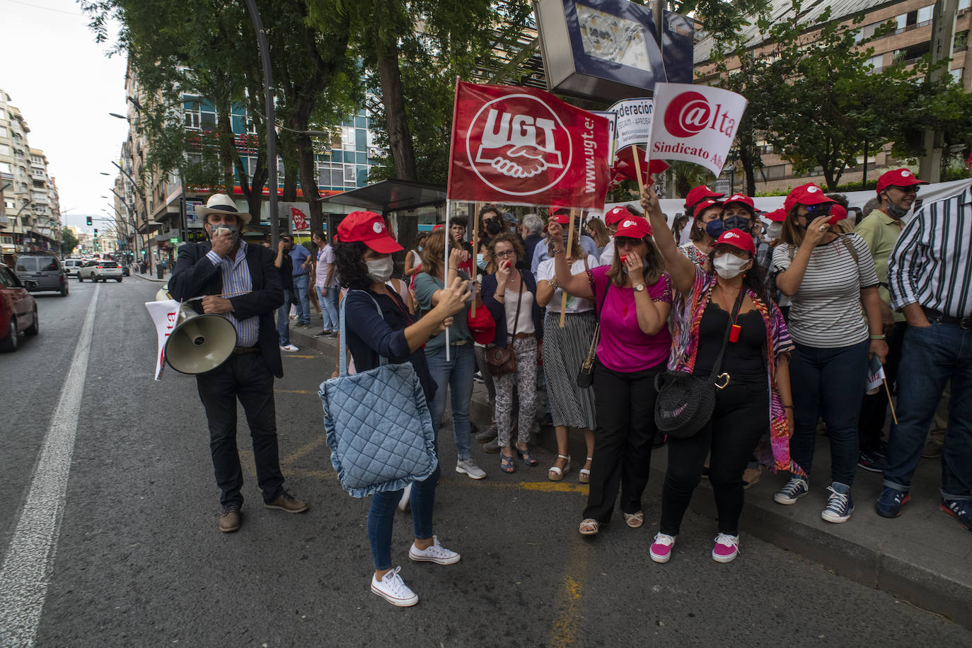 Fotos: Protesta de trabajadores del Sabadell en Murcia