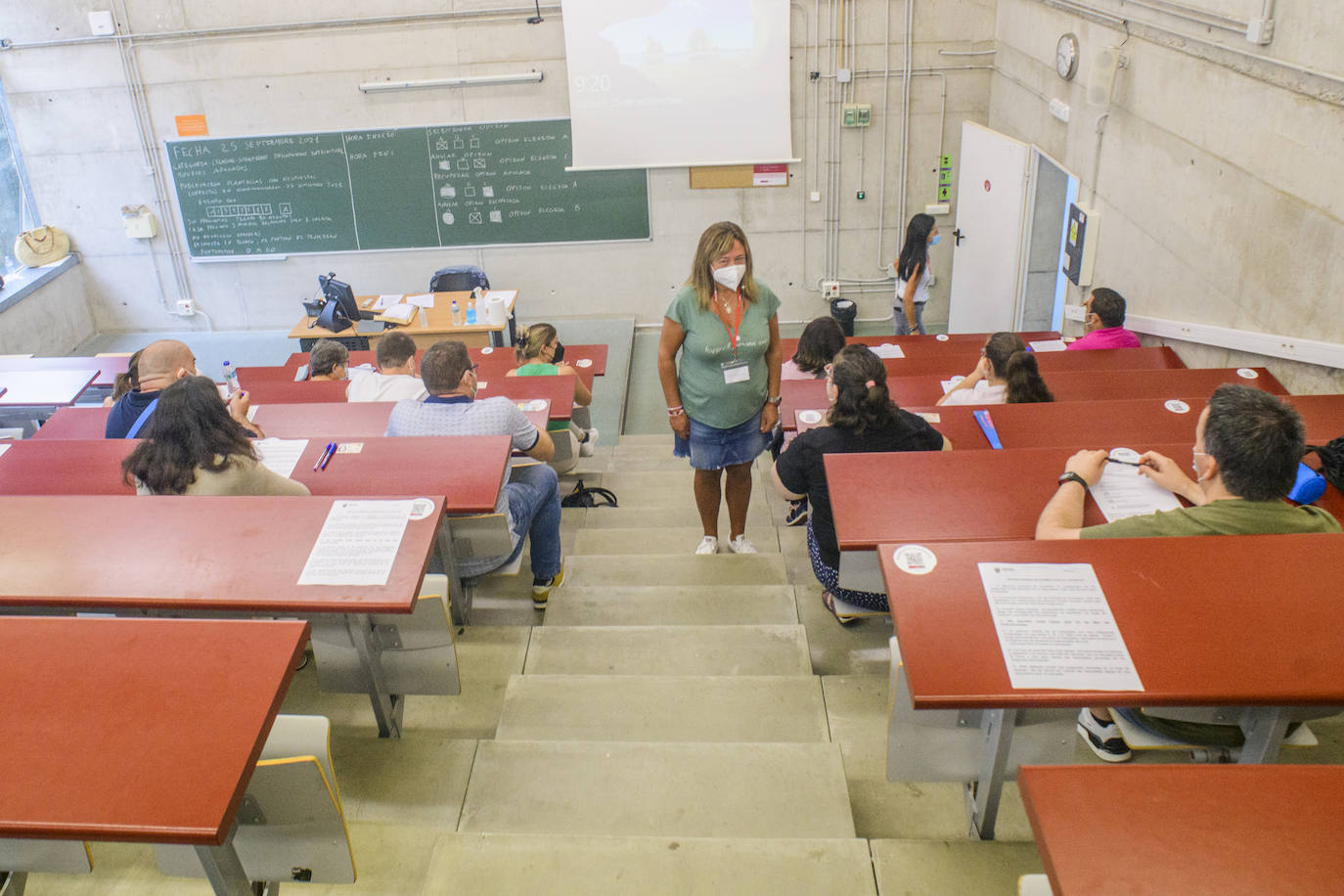 Opositores examinándose.