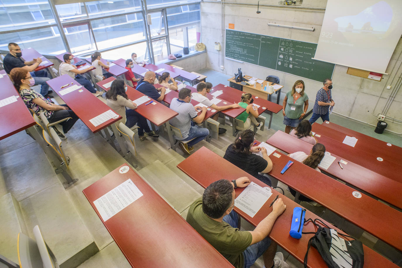 Opositores examinándose.