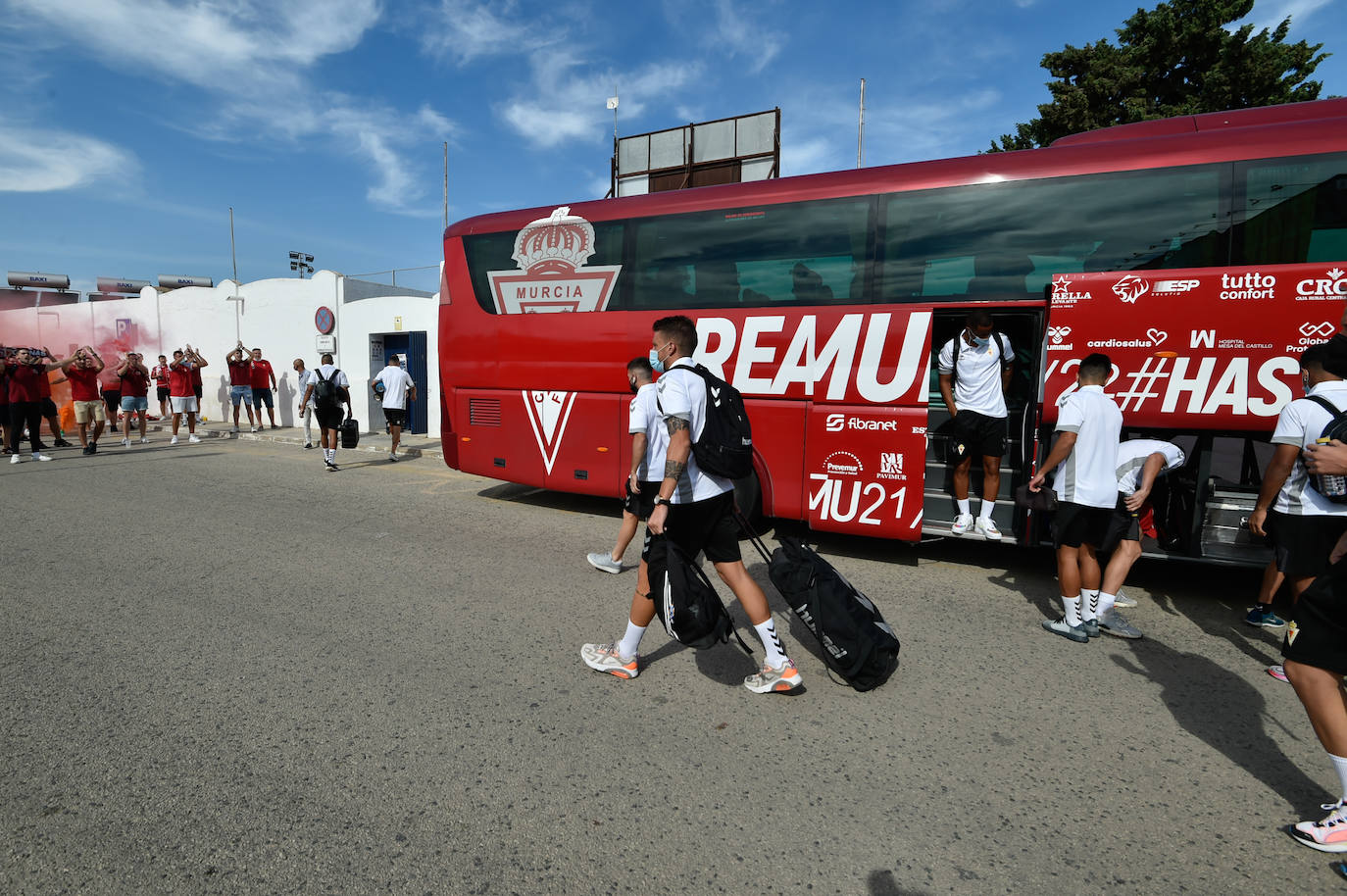 Fotos: Recibimiento de la afición al Real Murcia en San Javier