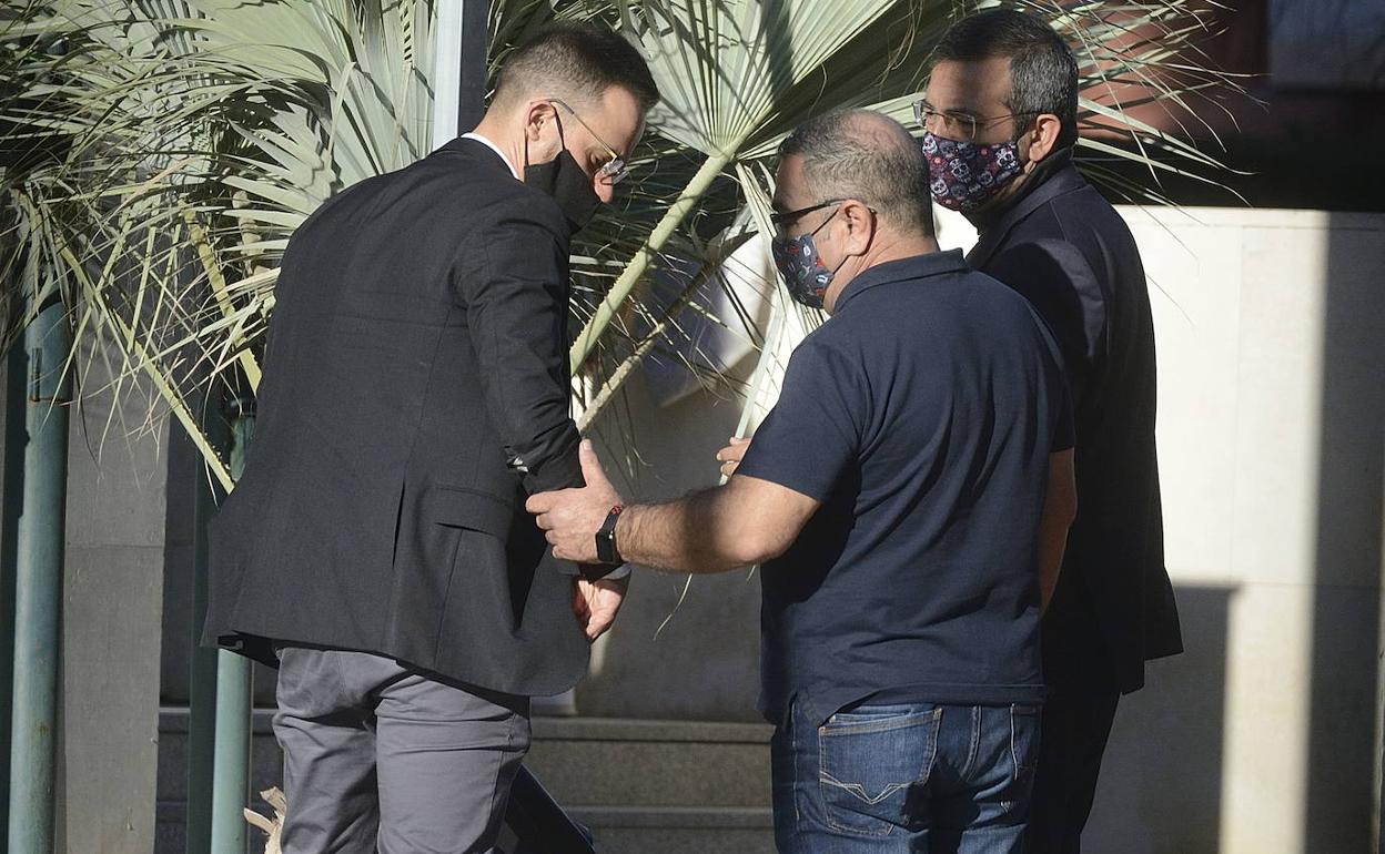 Jesús Ángel M.J., alias 'Chulín', en el centro, con los letrados Eduardo Romera y Fermín Guerrero, ante el juzgado de San Javier.