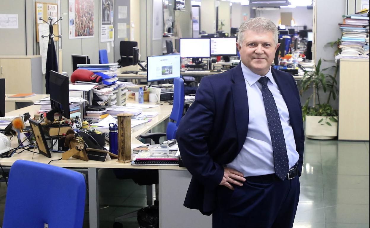 José Vélez posa en la Redacción de LA VERDAD.