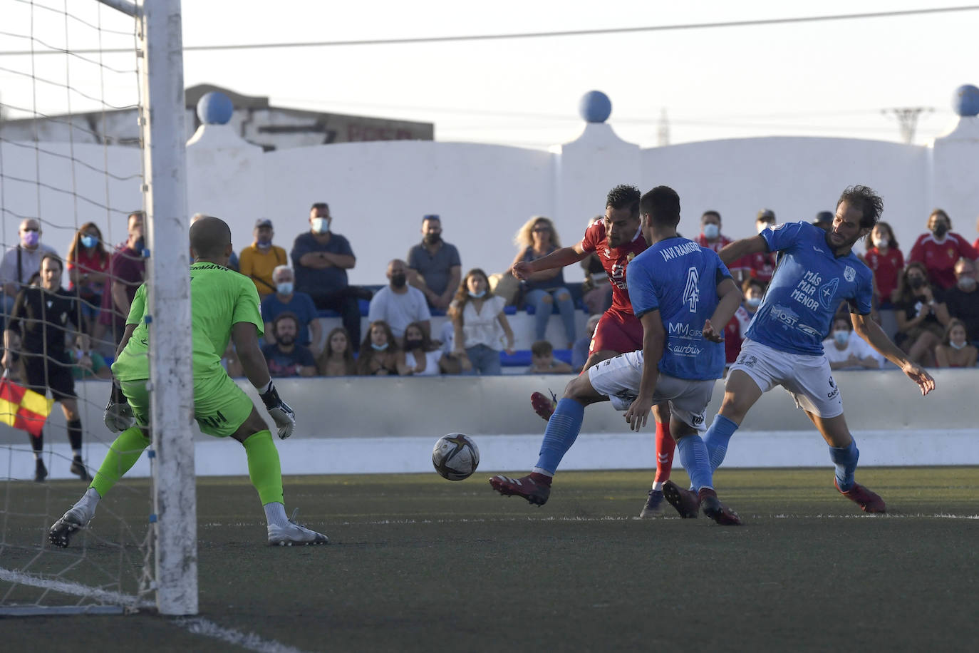Los jugadores del Mar Menor celebrando el gol de la victoria.