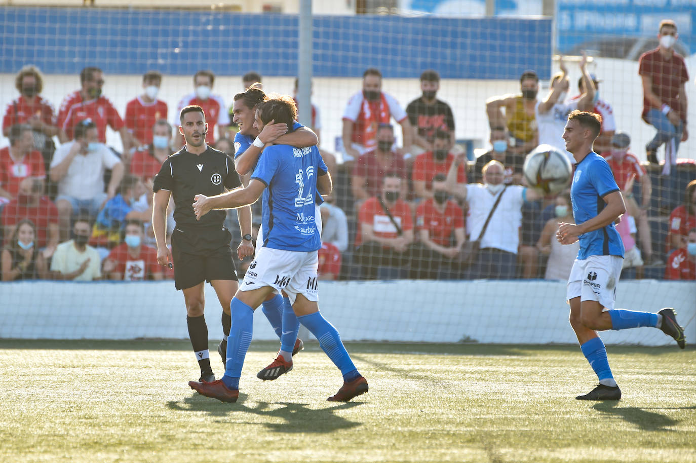 Los jugadores del Mar Menor celebrando el gol de la victoria.