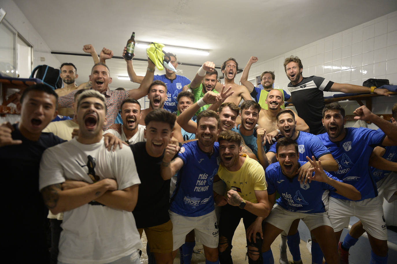 Los jugadores del Mar Menor celebrando el gol de la victoria.