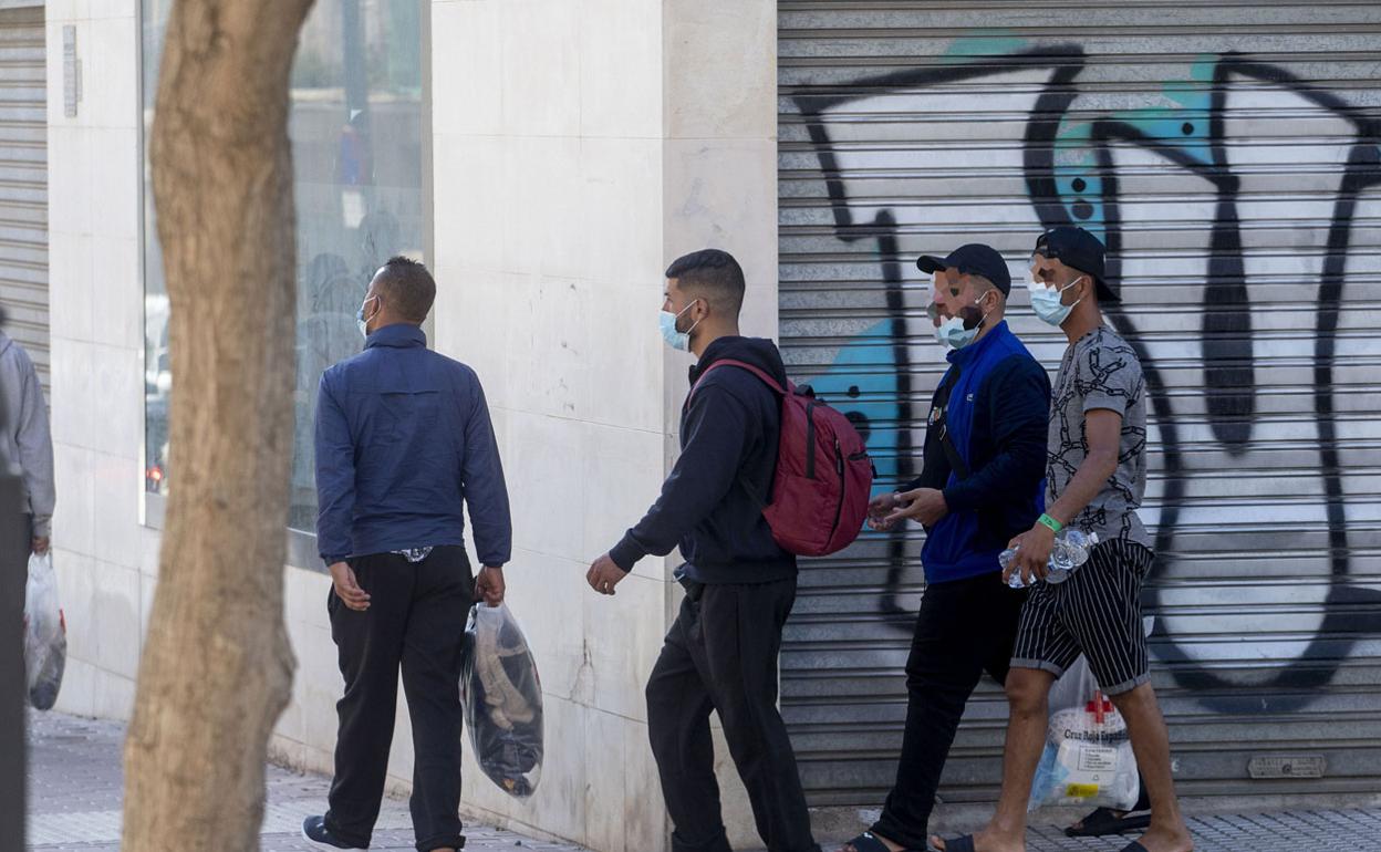 Un grupo de inmigrantes irregulares recorre las calles de Cartagena el pasado martes. 