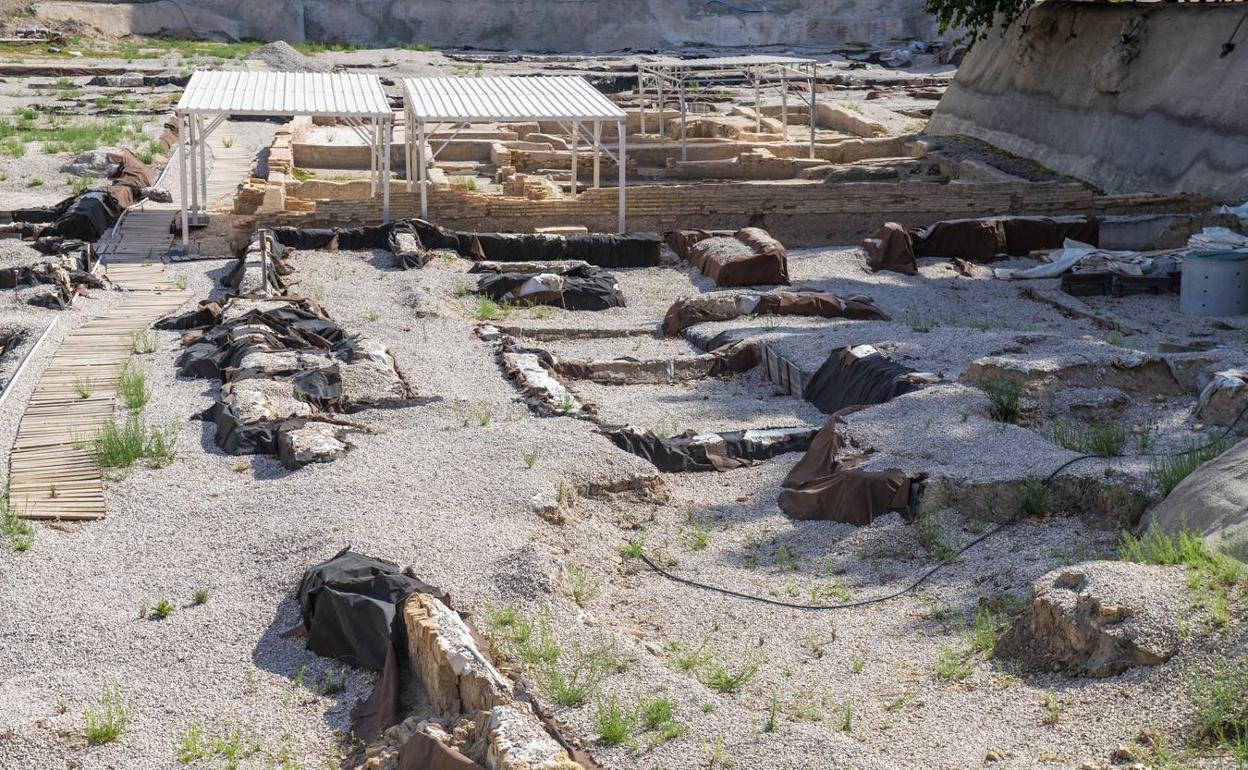 Estado actual de los textiles que cubren las excavaciones realizadas en el arrabal de San Esteban. 