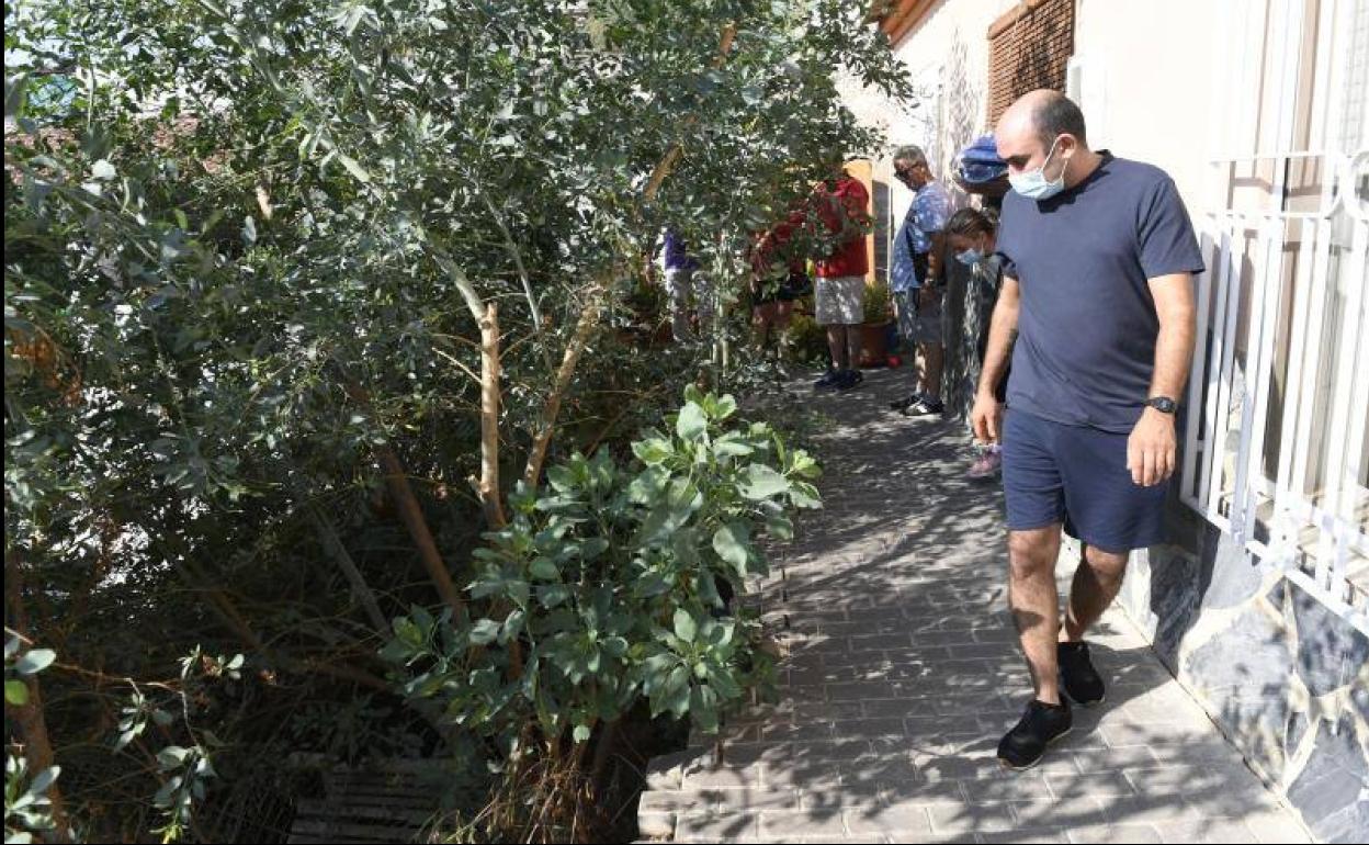 Socavón a las puertas de una de las viviendas. 