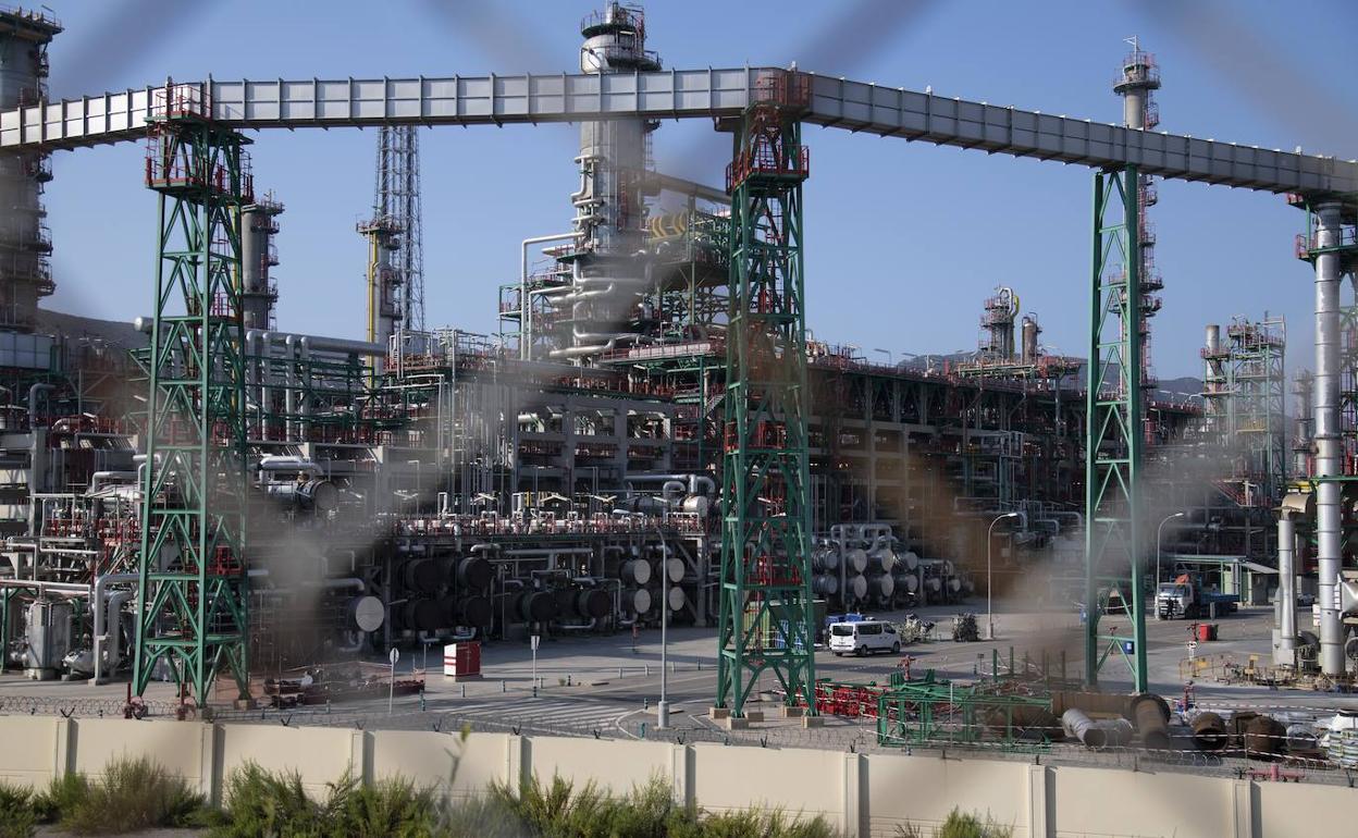 Vista de las instalaciones de la refinería de Repsol que serán modernizadas a partir de la semana que viene. 