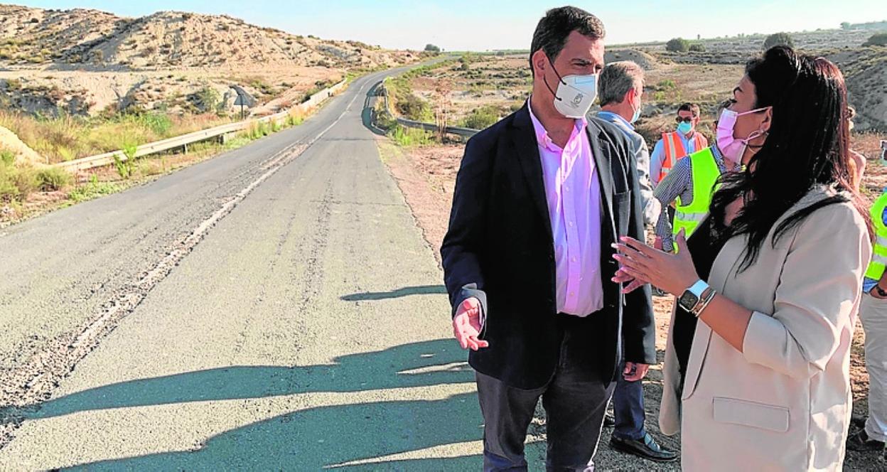 El consejero, durante su visita con los técnicos al lugar de las obras. 
