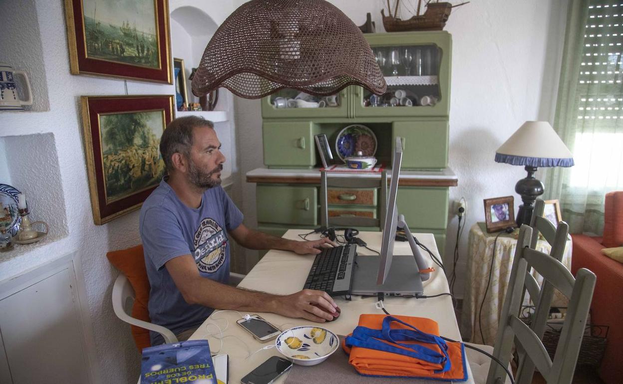 Un hombre teletrabajando desde casa, en una imagen de archivo.