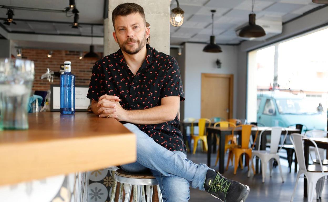 Alfonso Soler, en la barra de La Taberna Mediática, ayer. 