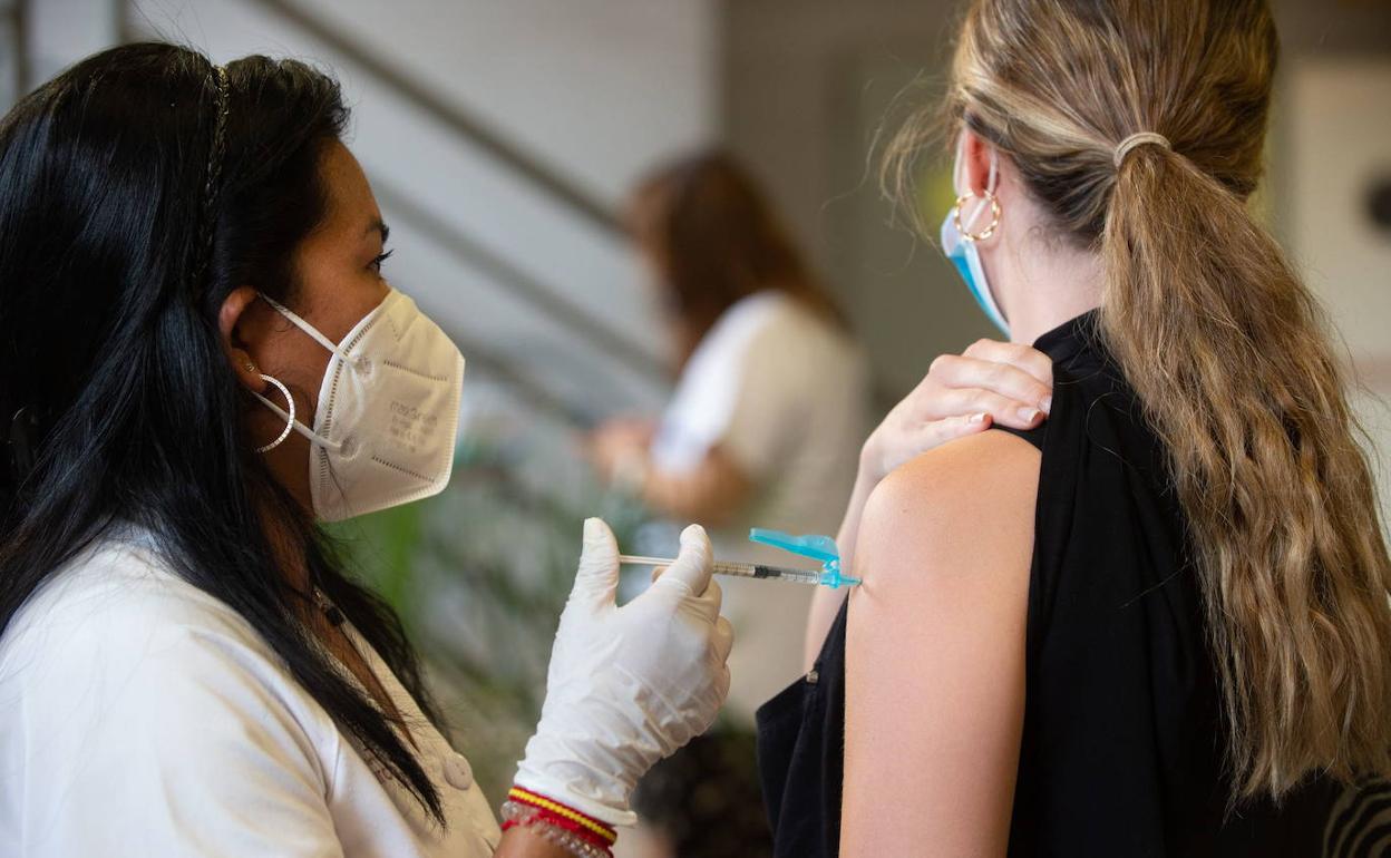 Una sanitaria vacuna a una mujer en Murcia, en una imagen de archivo.