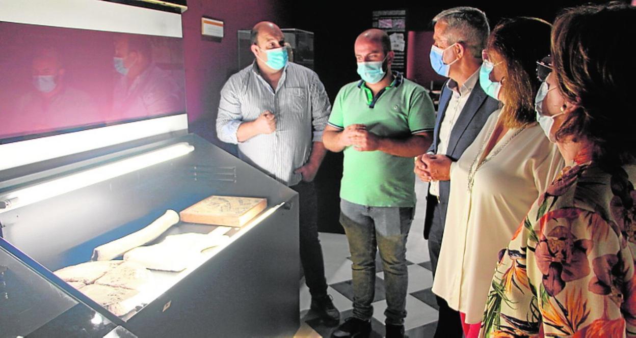 Técnicos y los regidores de San Pedro y Pilar de la Horadada, con las piezas.