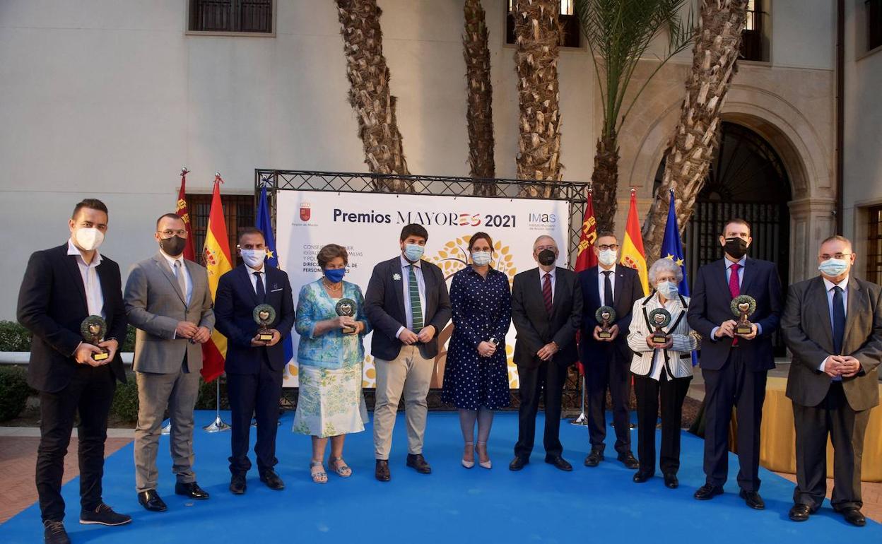 Imagen de los galardonados con el premio Mayores 2021. 