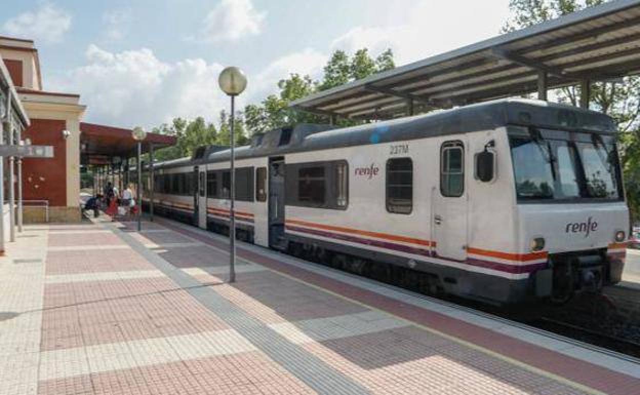 Tren de Cercanías en la Estación de Sutullena, en una imagen de archivo. 