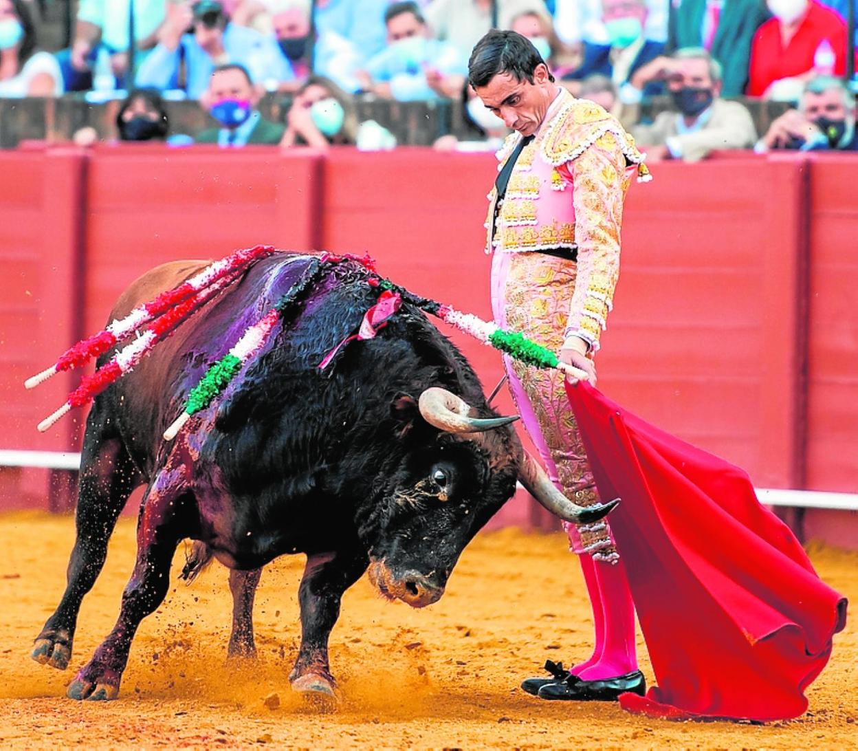 Ureña, en su primer toro, en la corrida de La Maestranza. 